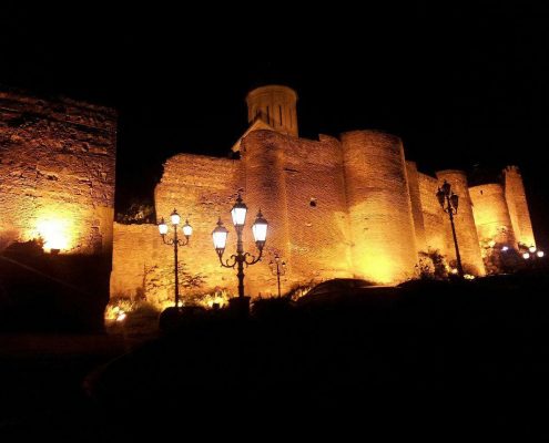 نمایی از قلعه ی ناریکالا در شب